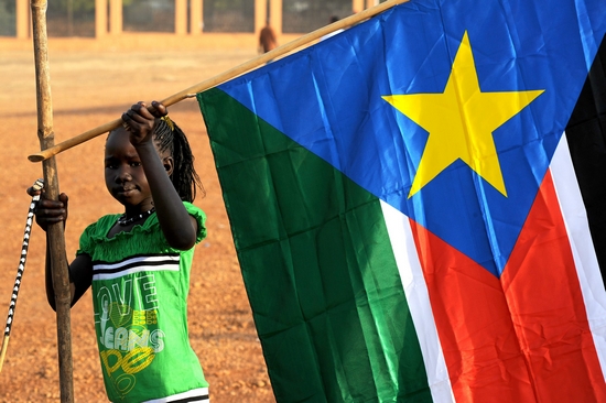 孩子揮舞南部蘇丹旗幟，慶祝投票結果公布。