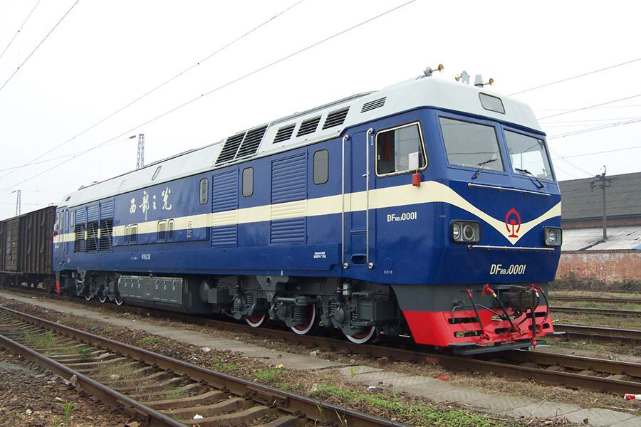 東風8BJ型0001號機車牽引貨物列車