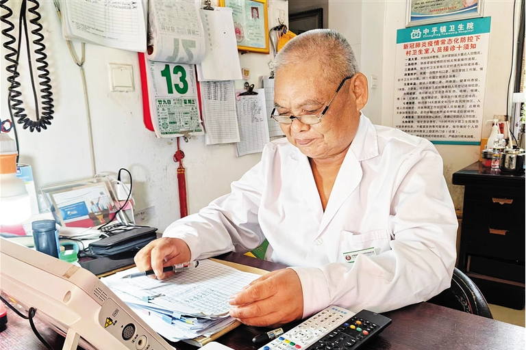 張敬才(海南省瓊中黎族苗族自治縣中平鎮大坡村衛生室的鄉村醫生) 張敬才(海南省瓊中黎族苗族自治縣中平鎮大坡村衛生室的鄉村醫生)