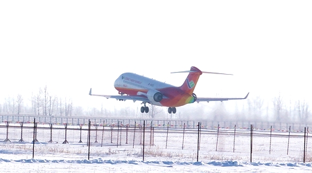 ARJ21-700飛機103架機在海拉爾機場起飛。