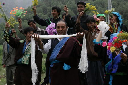 藏族使用哈達慶祝