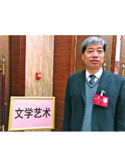 朱鋒(河南省政協委員、開封文化藝術職業學院副教授) 朱鋒(河南省政協委員、開封文化藝術職業學院副教授)