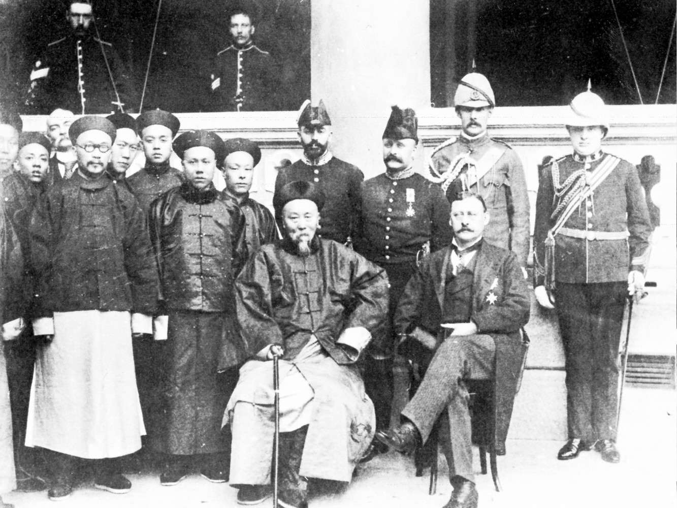 李鴻章及港督卜力爵士於港督府留影，攝於1900年7月