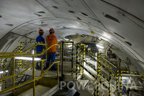 2016年在派墨農村公路多雄拉隧道施工運行中的TBM