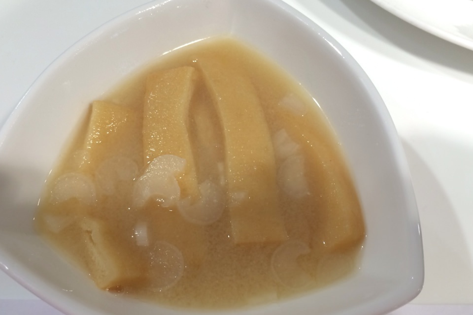 扎豆腐片味噌湯