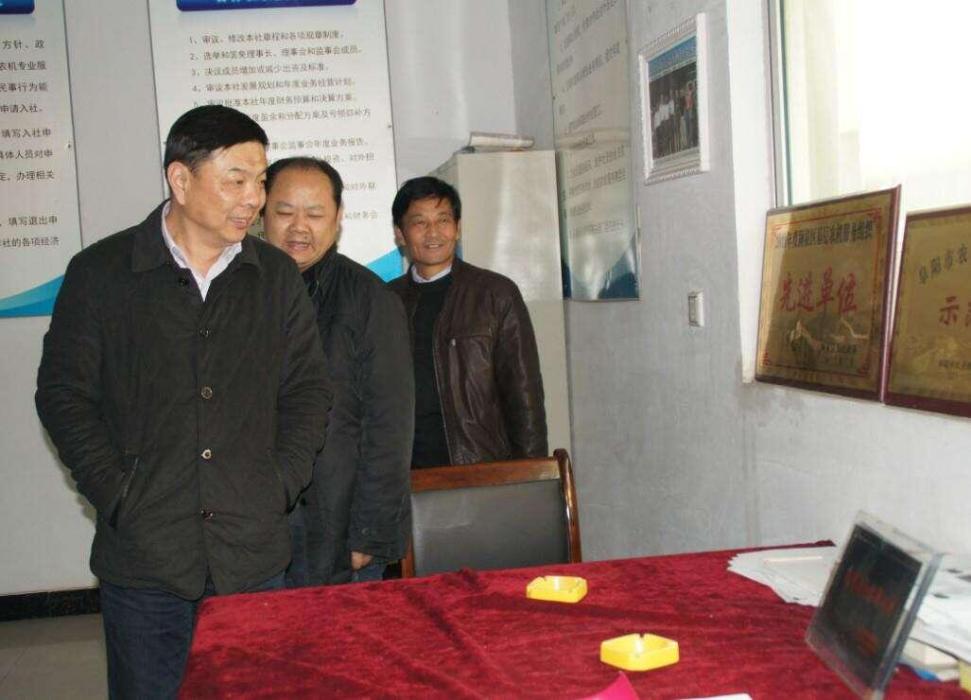 謝新明(阜陽市潁泉區農機局黨組書記、局長) 謝新明(阜陽市潁泉區農機局黨組書記、局長)