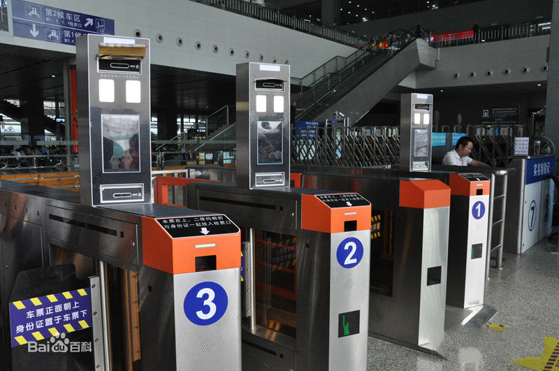 東莞東站室內的刷臉識別檢票設備