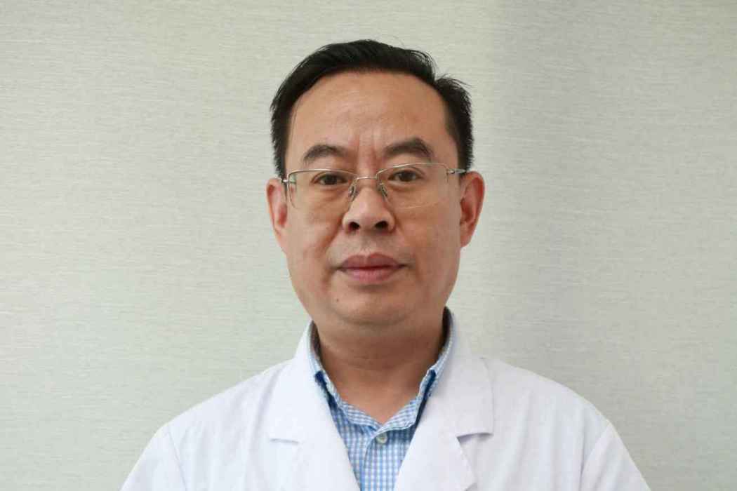 陳鋒(成都市第三人民醫院內二黨總支副書記、呼吸與危重症醫學科副主任醫師) 陳鋒(成都市第三人民醫院內二黨總支副書記、呼吸與危重症醫學科副主任醫師)