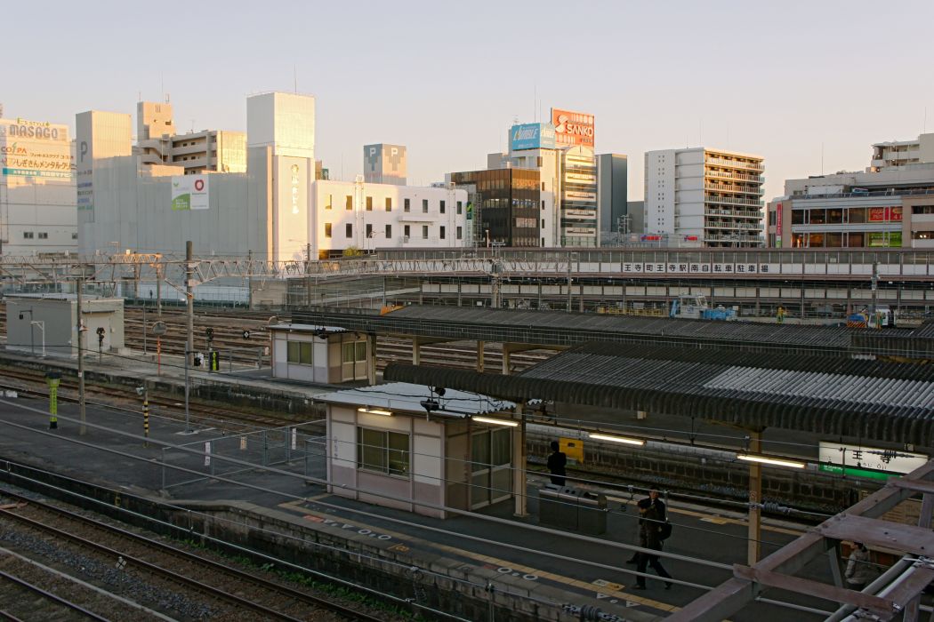 王寺站(日本奈良縣北葛城郡王寺町的車站) 王寺站(日本奈良縣北葛城郡王寺町的車站)