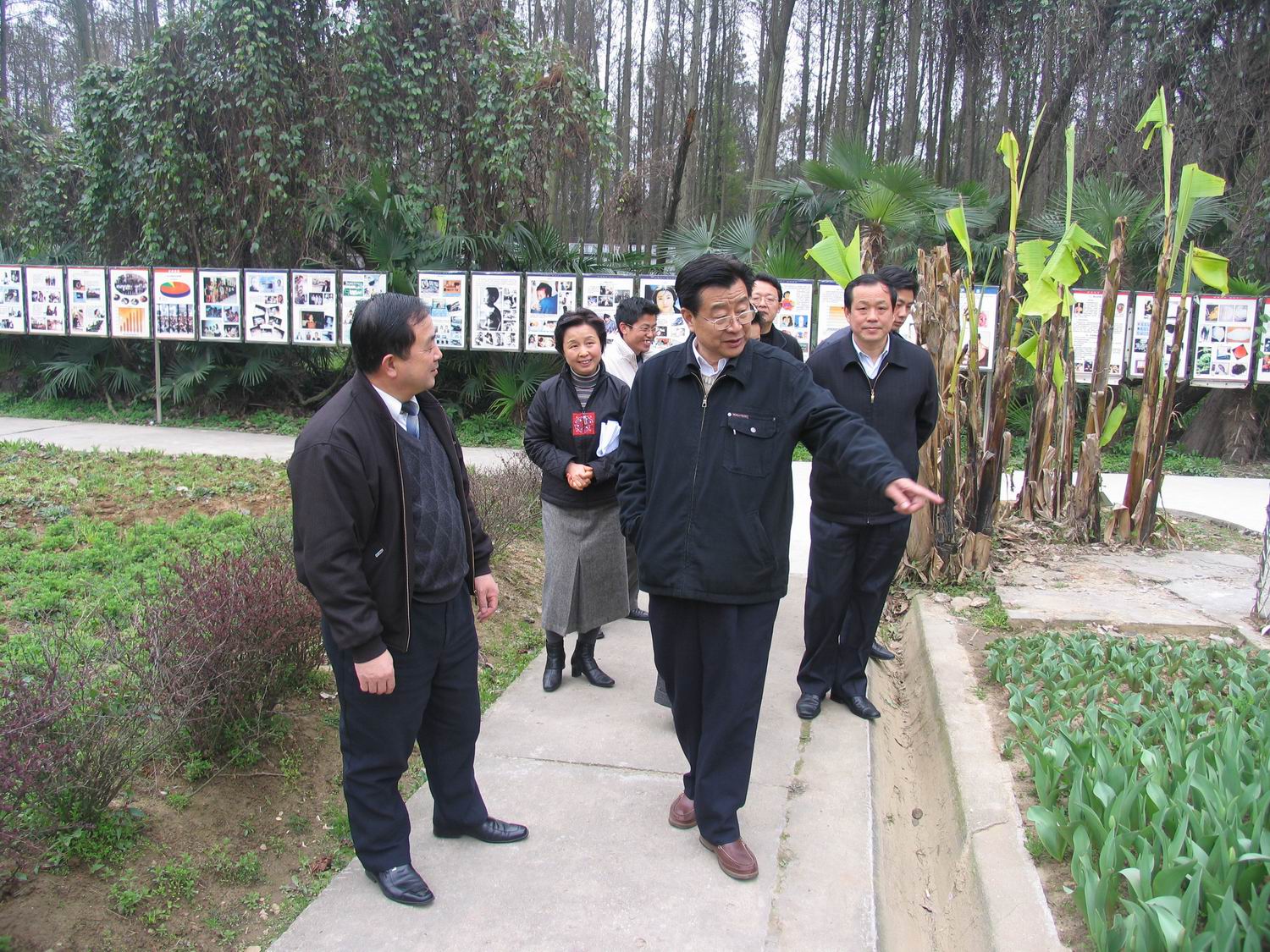 2007年3月殷增濤在武漢植物園進行調研