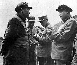 彭德懷（左）與金日成（右）在朝鮮戰場