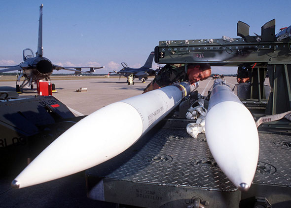 美空軍地勤人員正在從彈藥運輸車上卸下AIM-120空空飛彈