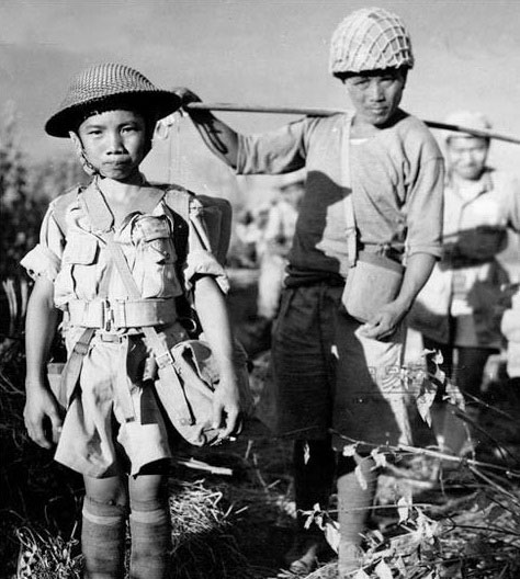 1944年12月5日，10歲的隸屬於新6軍的中國少年兵