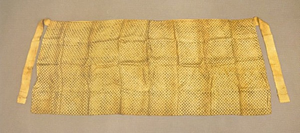 （宋）南京花山宋墓菱形朵花紋印花絹抹胸 南京市博物館藏
