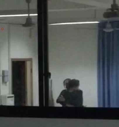 重慶中學男教師親吻摟抱女生事件