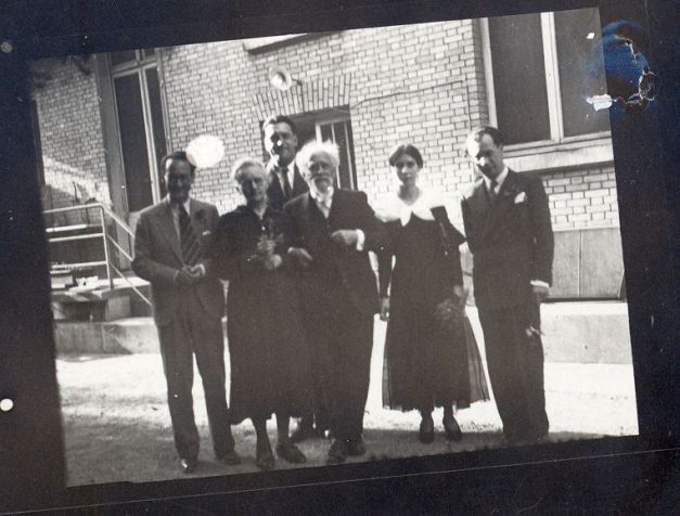 左起：馬努、居里夫人、毛古恩、佩蘭、科舒瓦、胡盧貝伊（右一）
