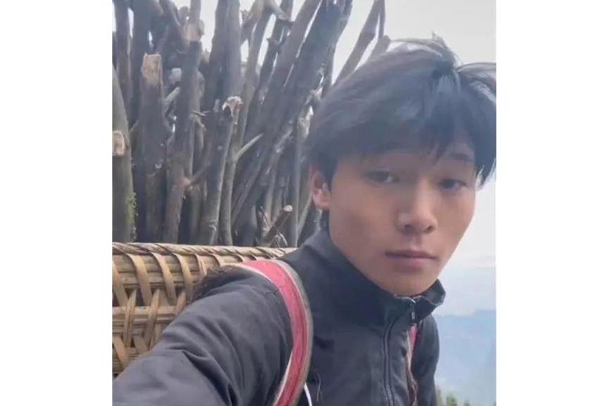 付天(雲南大學生因寒假為祖輩劈柴獲贊)