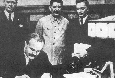 蘇方代表莫洛托夫在條約上籤字