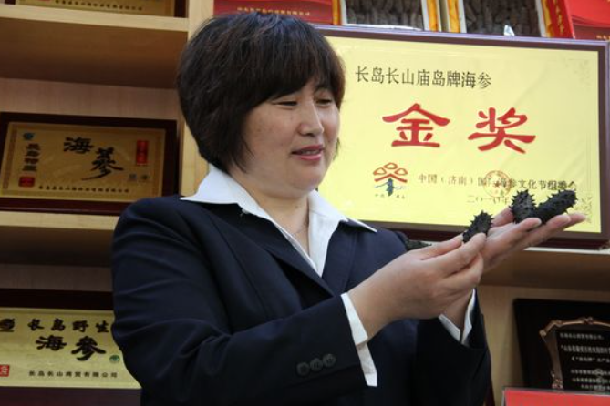 張巧英(山東長島縣長山海珍品公司志願服務隊志願者) 張巧英(山東長島縣長山海珍品公司志願服務隊志願者)
