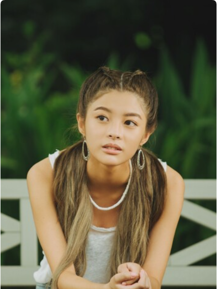 夏夏(2024年鄧依涵執導的同性電影《我在這裡等你》中的角色) 夏夏(2024年鄧依涵執導的同性電影《我在這裡等你》中的角色)