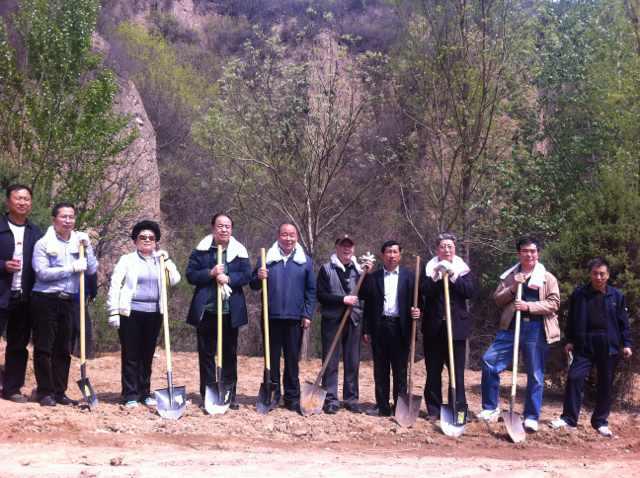 省領導在慕雲山一起種樹建起了“名人林”