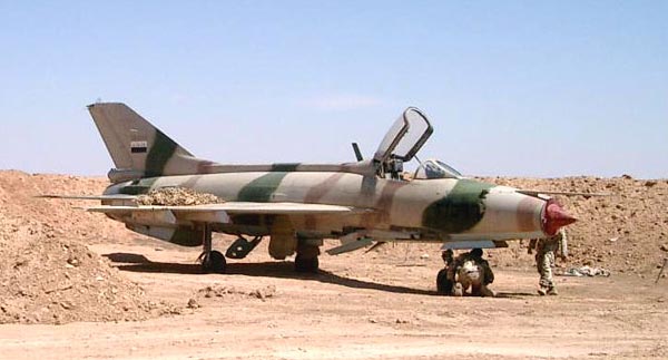 1架伊拉克殲-7M被埋沙丘下