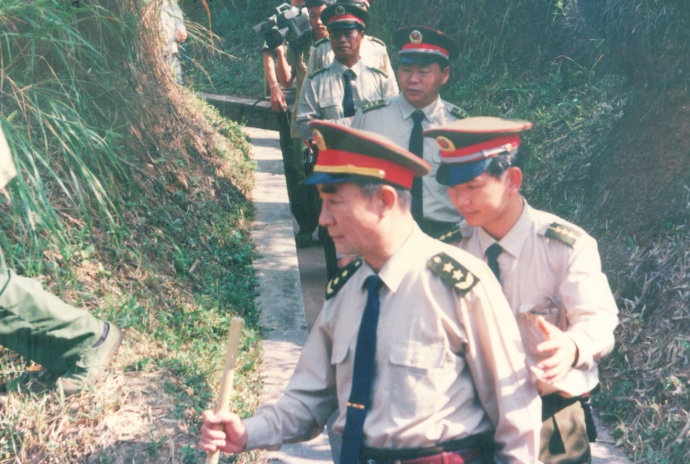90年朱敦法司令員視察廣西視察法卡山部隊