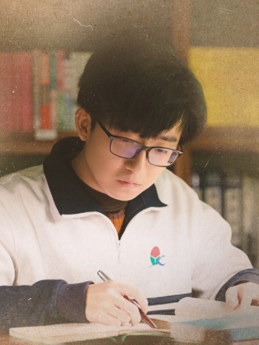 王明中(年代都市劇《我們的日子》中的男配角) 王明中(年代都市劇《我們的日子》中的男配角)