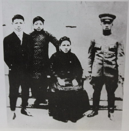 中為徐宗漢的姐姐，女子北伐隊隊長徐慕蘭