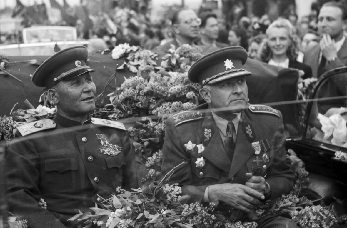 科涅夫和斯沃博達進入解放後的布拉格