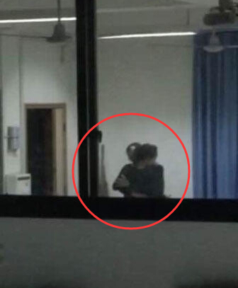 男教師親吻摟抱女生