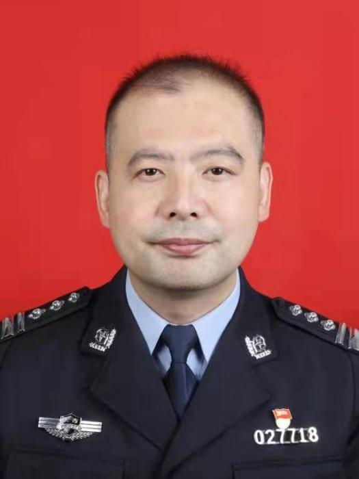 李小軍(陝西省商洛市柞水縣政府黨組成員、副縣長,縣公安局黨委書記、局長) 李小軍(陝西省商洛市柞水縣政府黨組成員、副縣長,縣公安局黨委書記、局長)