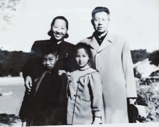 鄒大鵬、王蘊華夫婦與收養的2個烈士遺孤。