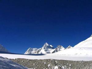 蘭巴拉山口，對面是尼泊爾境內的陡峭山峰