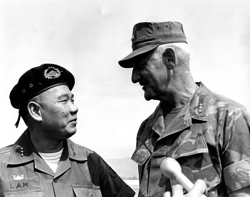 南越第1軍軍長黃春覽中將（左）和美軍的羅伯特森中將