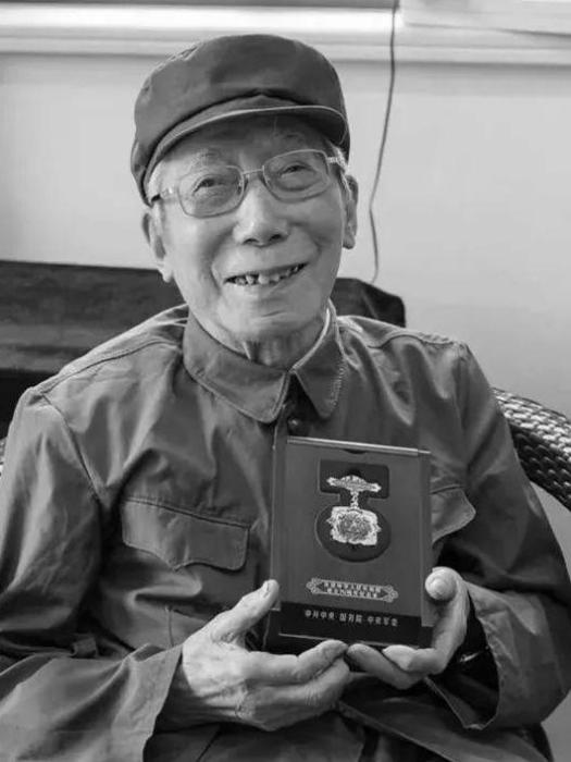 凌峰(抗戰老兵,江蘇省無錫市司法局原副局長) 凌峰(抗戰老兵,江蘇省無錫市司法局原副局長)