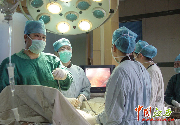嚴建平在手術台上為患者做手術