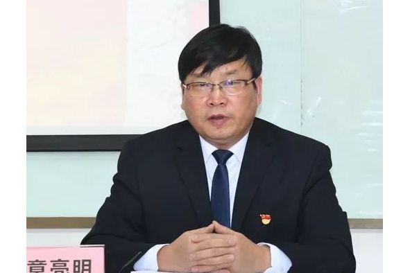 章亮明(長沙市眼鏡商會黨支部書記、會長) 章亮明(長沙市眼鏡商會黨支部書記、會長)