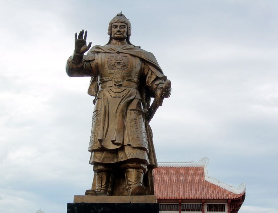 越南民族英雄阮惠的雕像