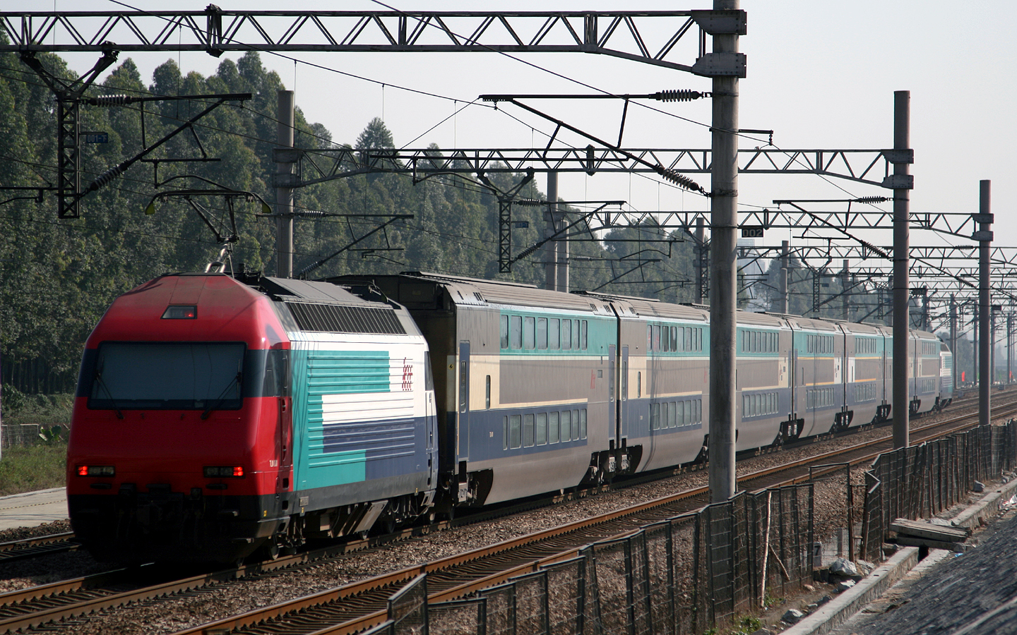 港鐵Re460型電力機車牽引KTT列車