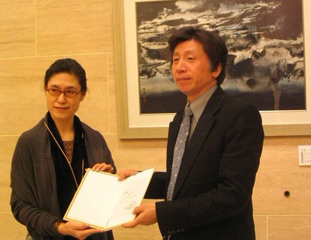 中國美術館館長范迪安向里燕頒發館藏證書