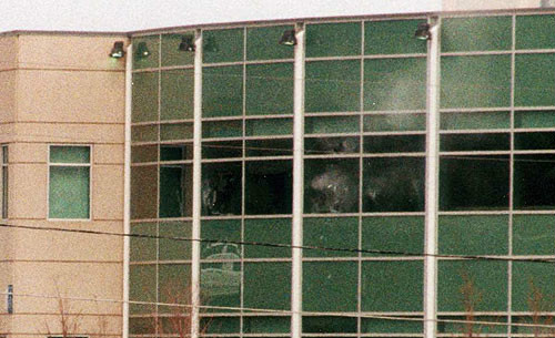 槍案發生時圖書館的窗戶