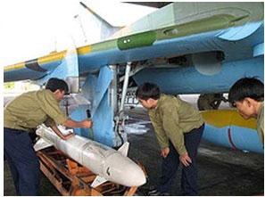 越南空軍地勤為蘇-22加掛飛彈