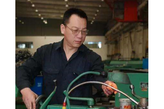 王景峰(石家莊煤礦機械有限責任公司機加分廠車工) 王景峰(石家莊煤礦機械有限責任公司機加分廠車工)
