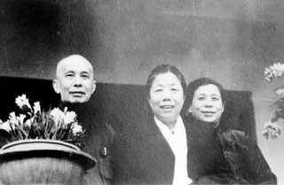 鄧穎超同志與熊瑾玎夫婦合影(1959年)