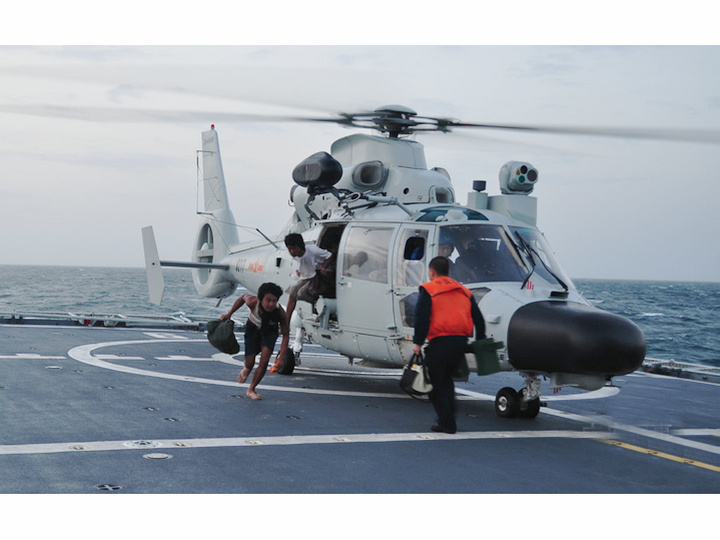 常州號護衛艦直-9C直升機接回“旭富一號”船員