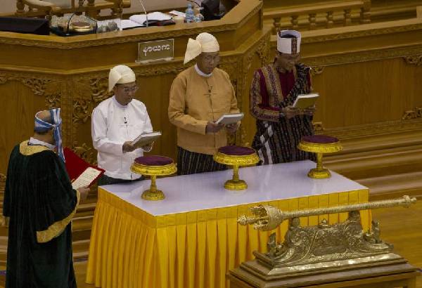 緬甸新總統吳廷覺（中）正式宣誓就職