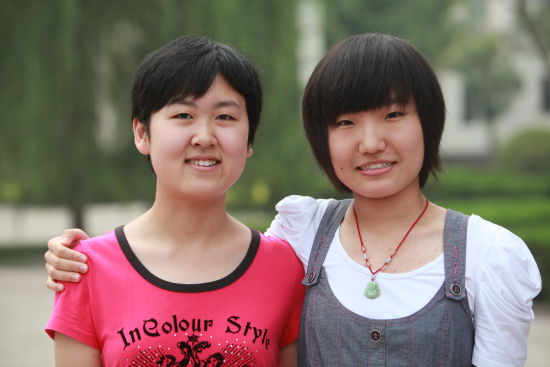 河北省文科狀元高媛(左)與理科狀元王亞玉(右)