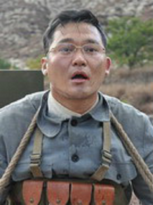 曹根(電視劇《俘虜兵》中的角色,由孫鵬濱飾演) 曹根(電視劇《俘虜兵》中的角色,由孫鵬濱飾演)