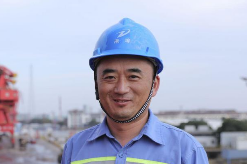 黃強(中共二十大代表,江蘇省港口集團蘇州港港埠分公司現場操作一部門機司機) 黃強(中共二十大代表,江蘇省港口集團蘇州港港埠分公司現場操作一部門機司機)